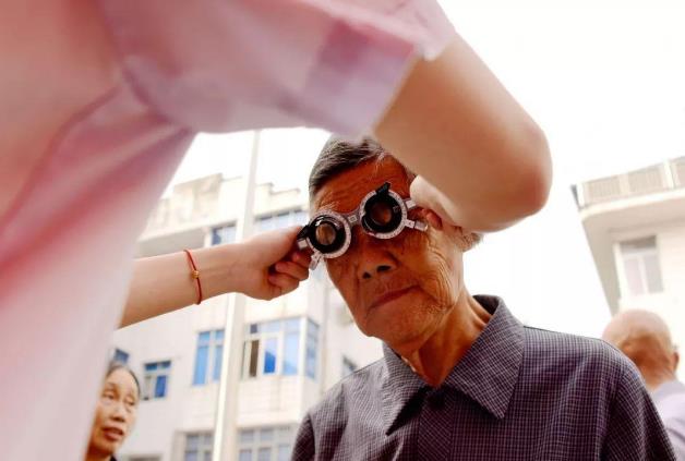 驗光師提醒：老年人老花眼切勿盲目佩戴老花鏡